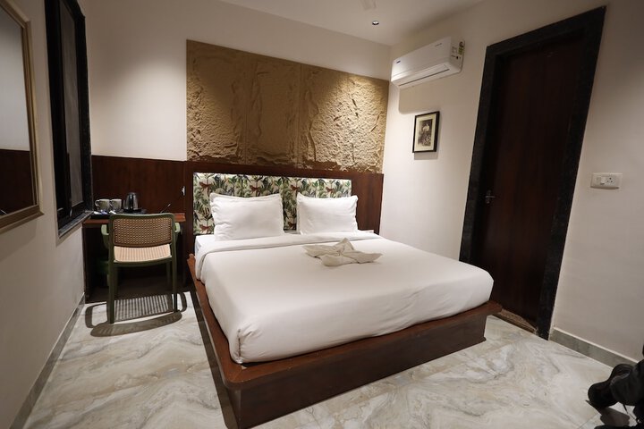 Room 4 of 43
