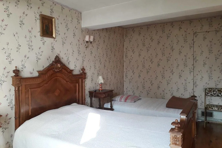 Room 6 of 9