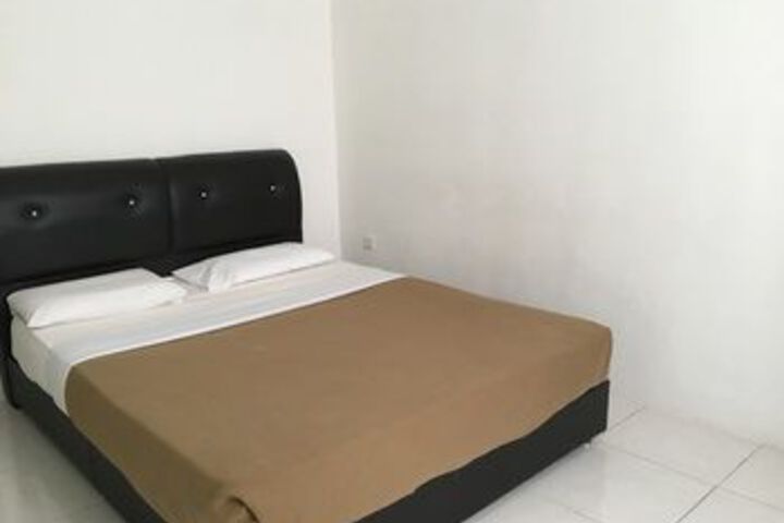 Room 6 of 12