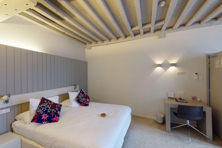 Room 28 of 61