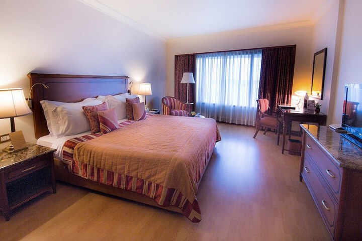 Room 8 of 105