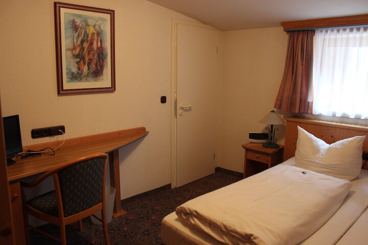 Room 4 of 36