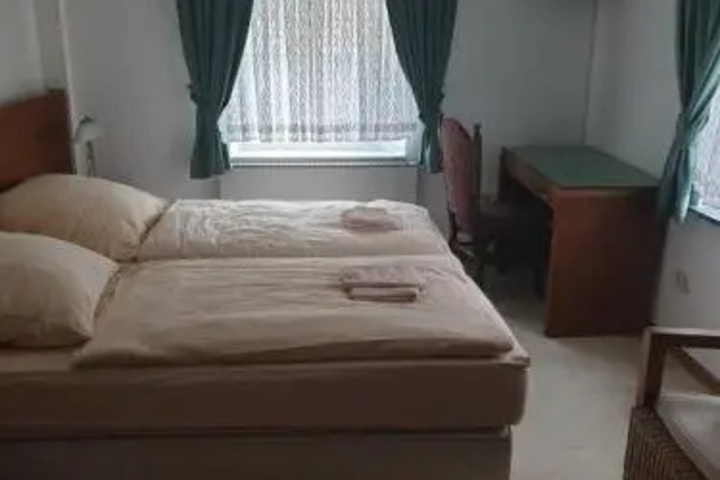 Room 5 of 11