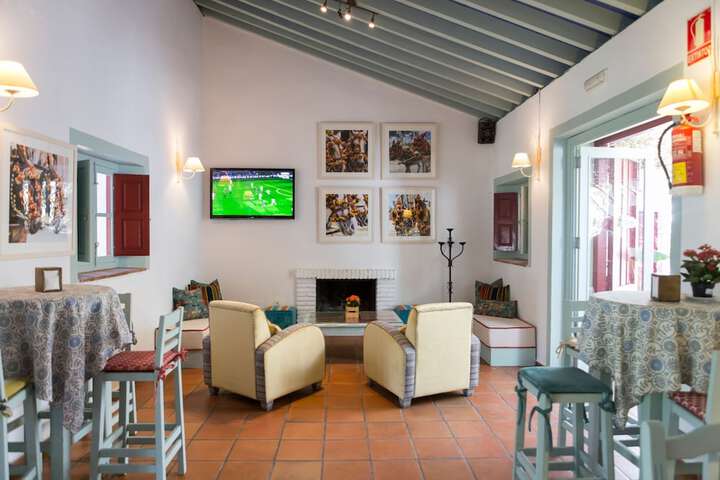 Lounge 114 of 131