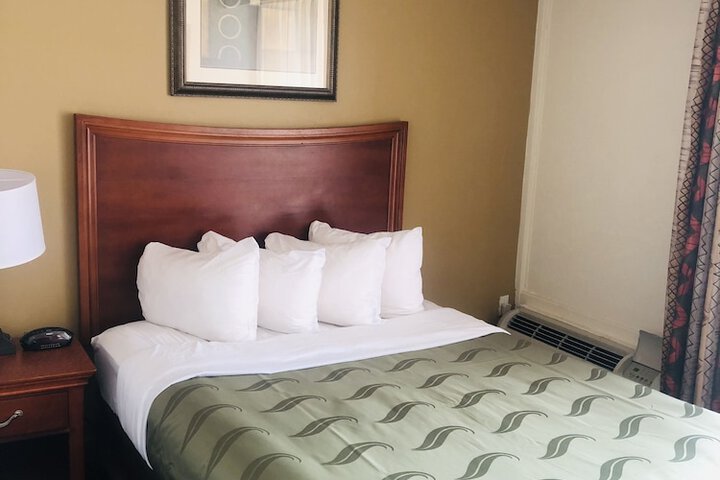 Basic Single Queenbed (6 of 7)
