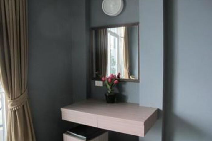 Room 13 of 18