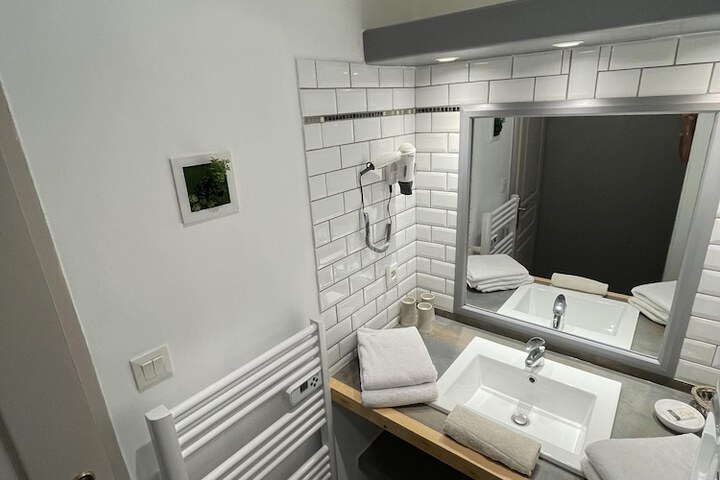 Room 30 of 46
