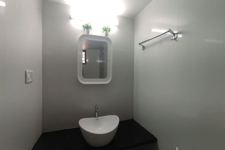 Room 4 of 8