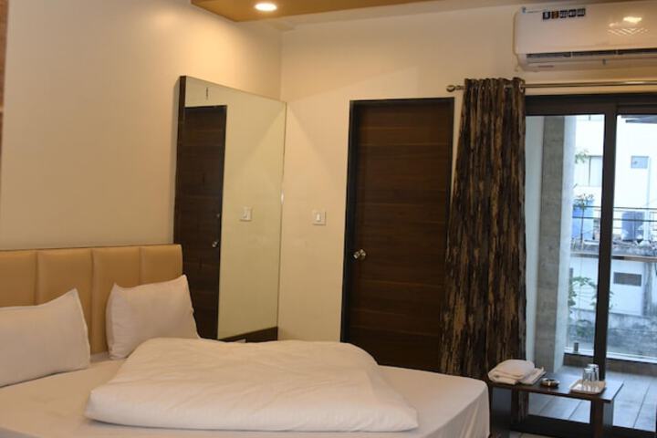 Room 8 of 33
