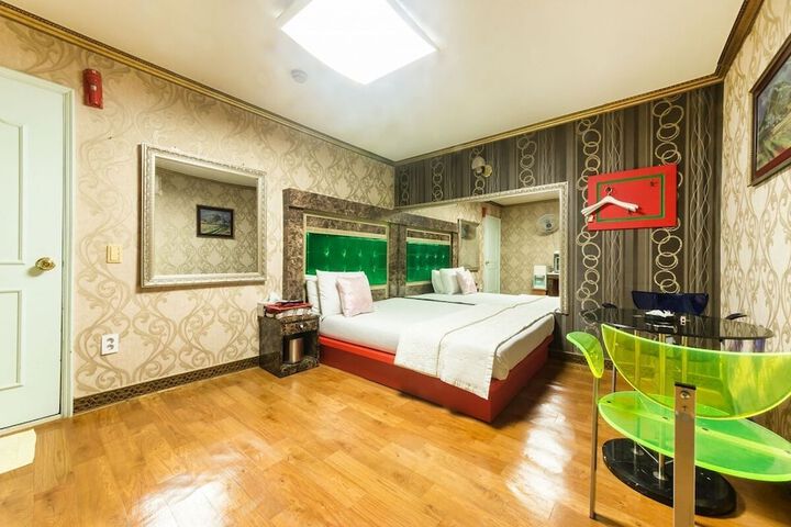 Room 3 of 10