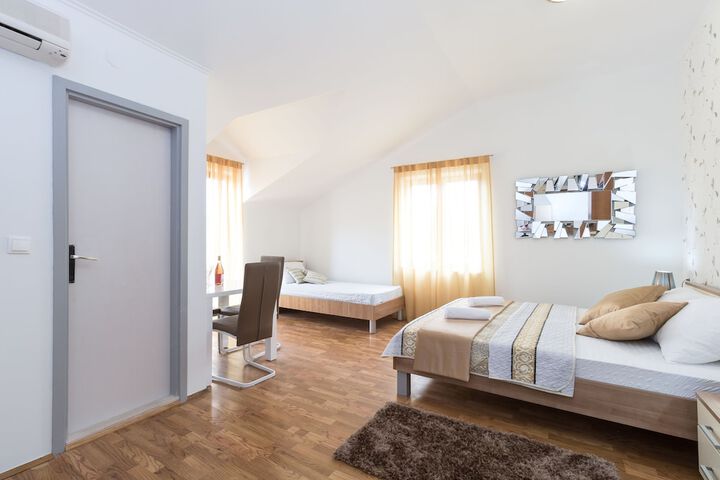 Room 10 of 80