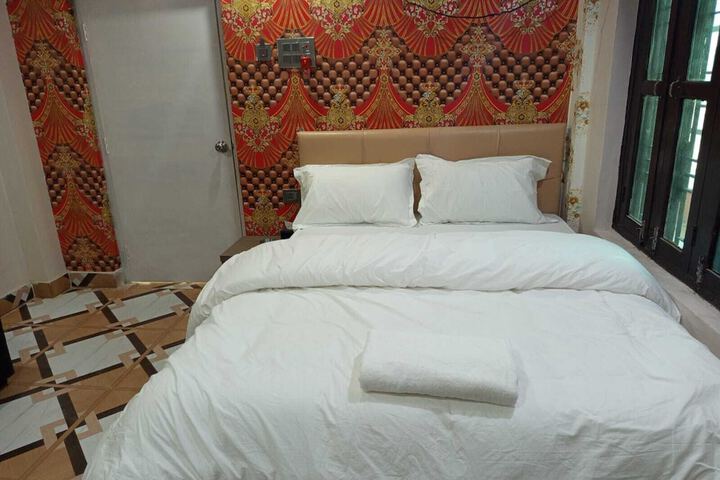 Room 3 of 38