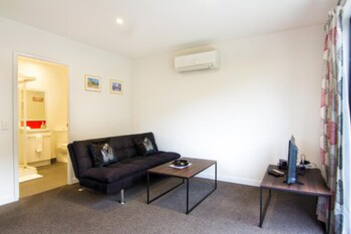 Room 9 of 16