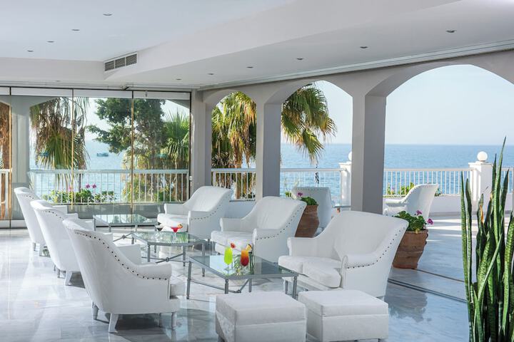 Lounge 56 of 67