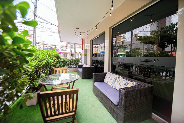 Lounge 84 of 95