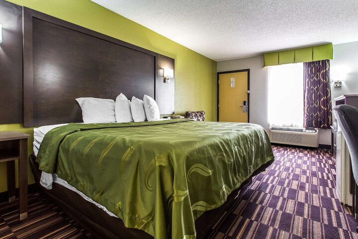 1 King Bed (2 of 7)