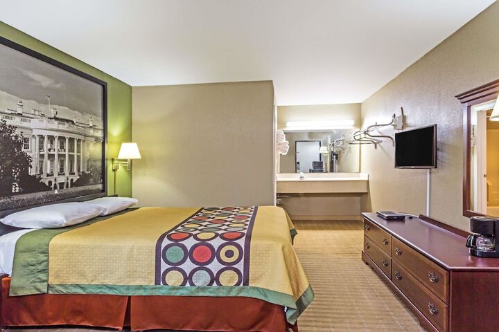 1 Queen Bed (4 of 4)