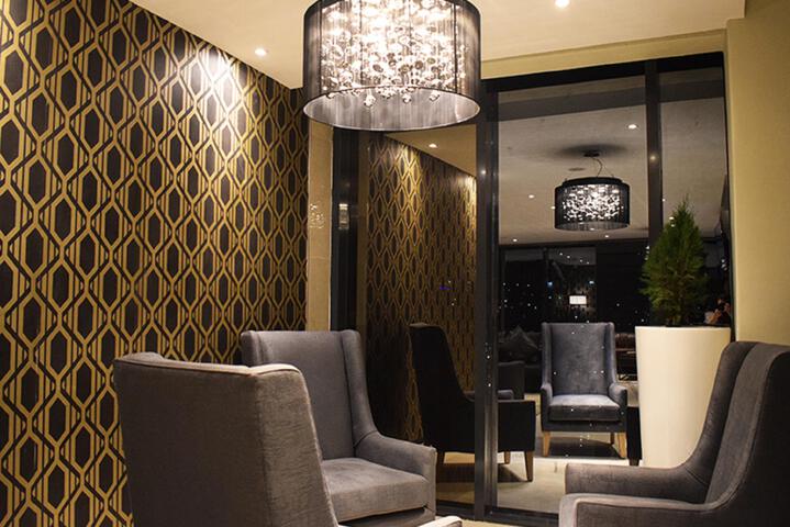 Lounge 17 of 29