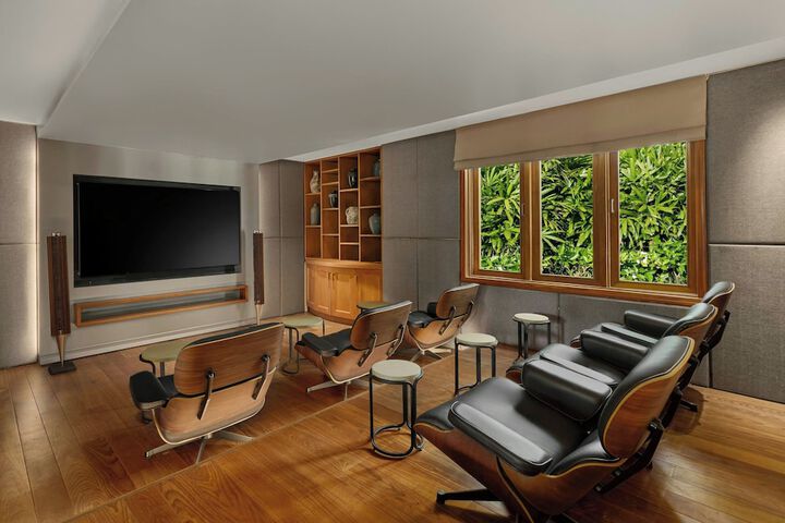 Room 43 of 212