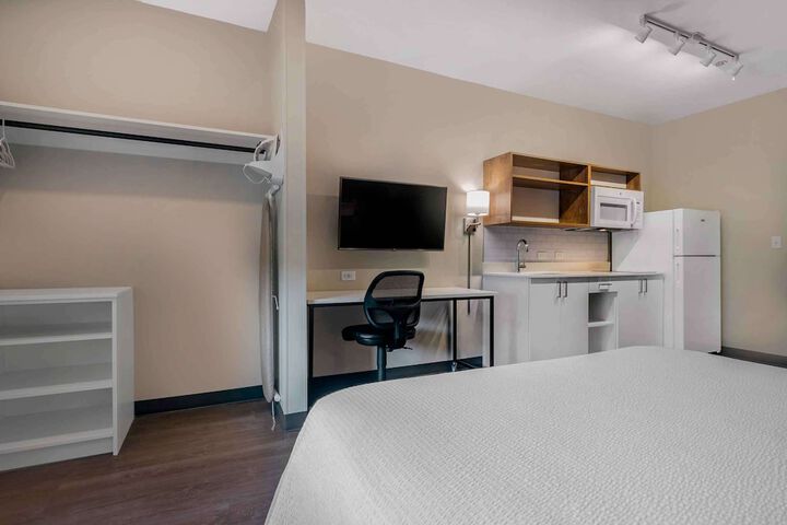 Standard Studio 1 King Bed (2 of 5)