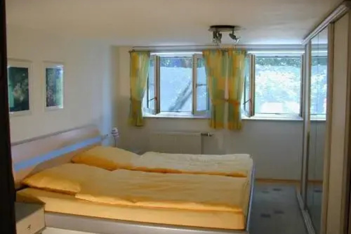 Room 4 of 8