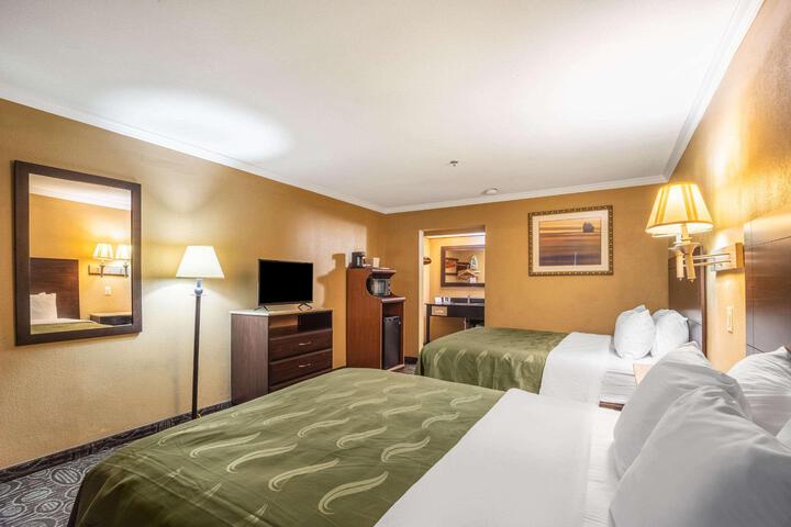 1 Queen Bed (1 of 9)