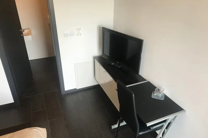 Room 4 of 11