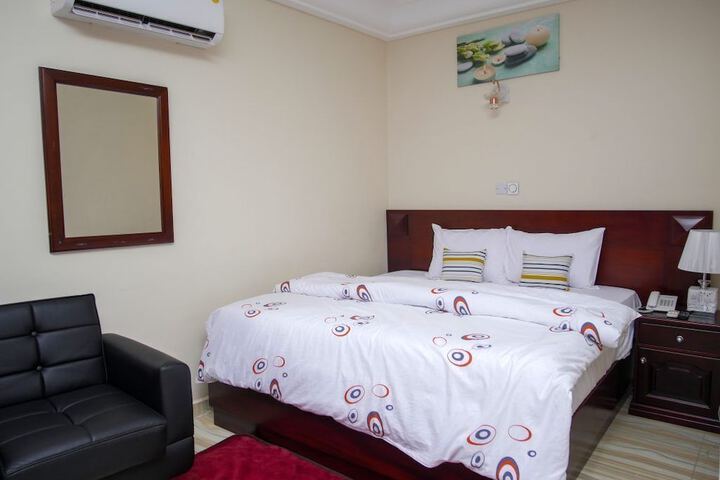 Room 6 of 8
