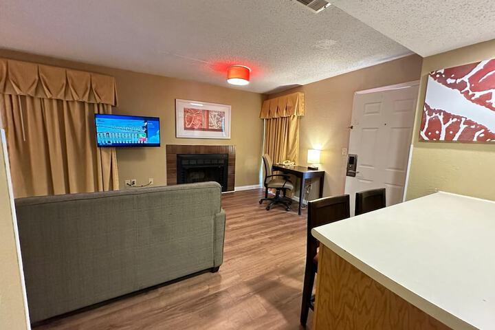 1 Queen Bed Studio Accessible Suite (9 of 44)