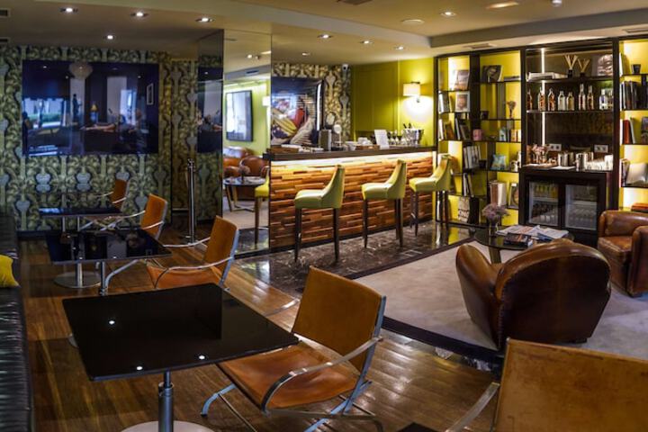 Lounge 62 of 83