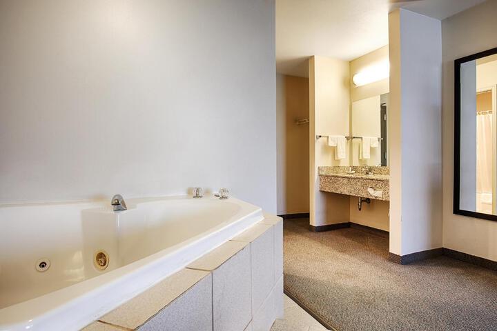 1 King Bed - Free High Speed Internet, Microwave, Refridgerator, Continental Breakfast (4 of 8)