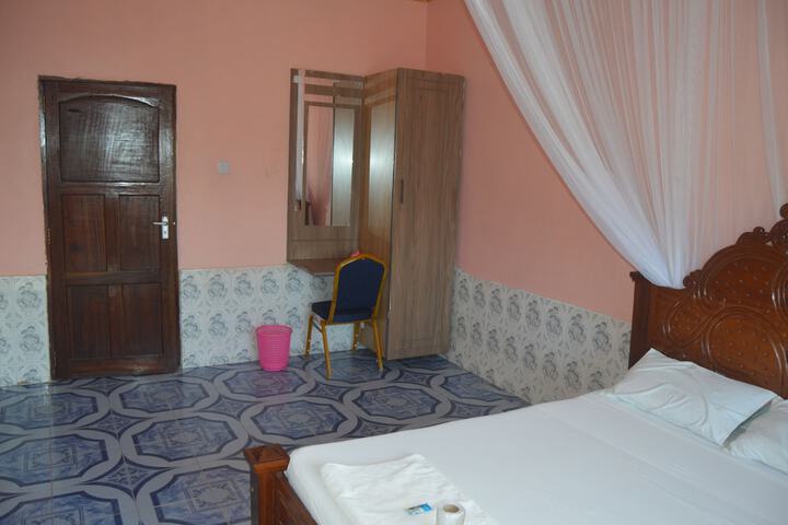 Room 9 of 32