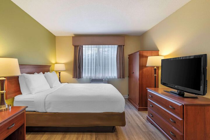 1 Queen Bed High Speed Internet Accessible Refrigerator, Coffee Maker Iron and Ironing B (1 of 16)