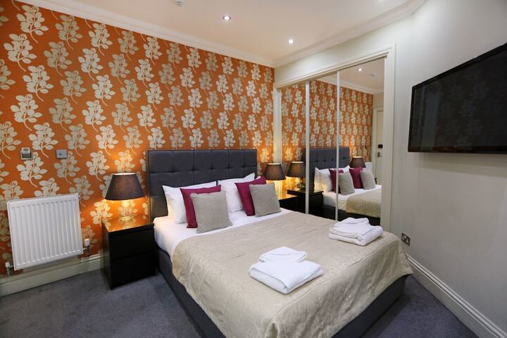 Room 13 of 32