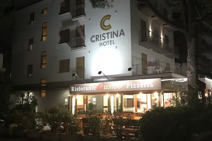 Hotel Exterior 40 of 44