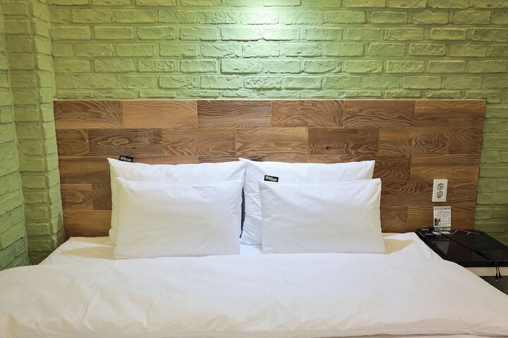 Room 15 of 93