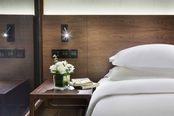 Room 25 of 102