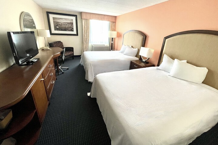2 Queen Beds (2 of 5)