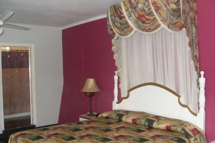 Room 9 of 33
