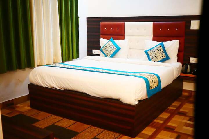 Room 4 of 8