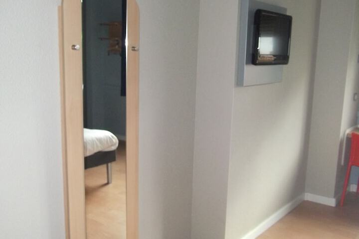 Room 3 of 74