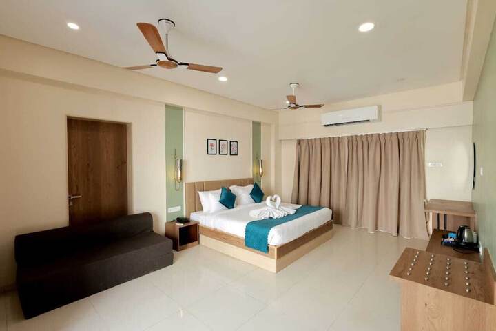 Room 4 of 12