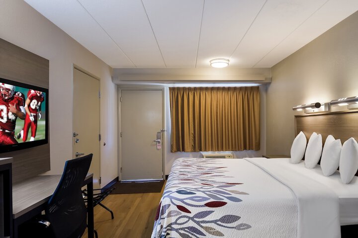 Deluxe King Bed (3 of 17)