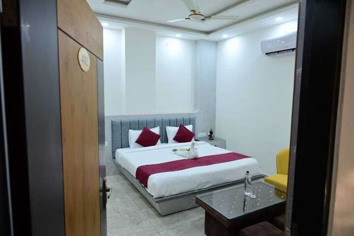 Room 9 of 24