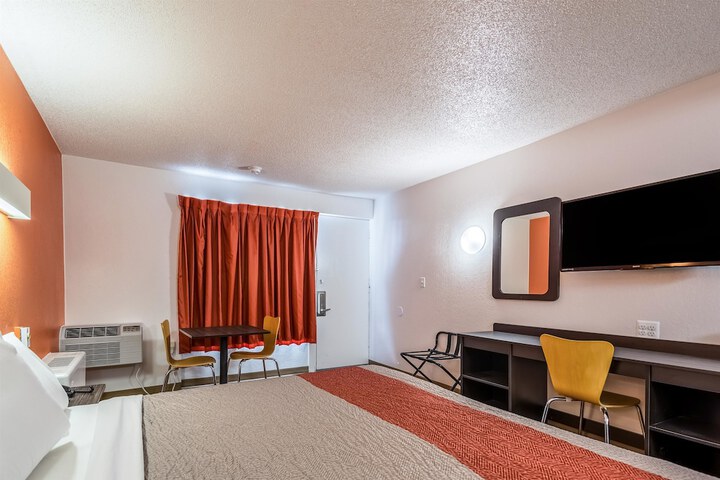1 King Bed Micfridge (2 of 12)
