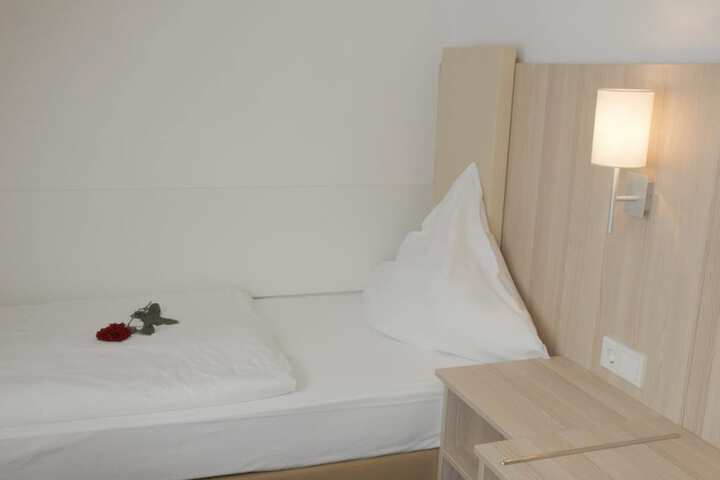 Room 2 of 39