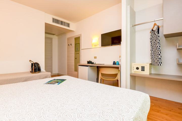 Room 42 of 107