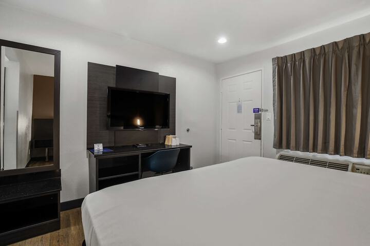 1 King Bed (5 of 6)