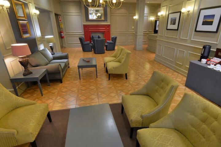 Lounge 61 of 67