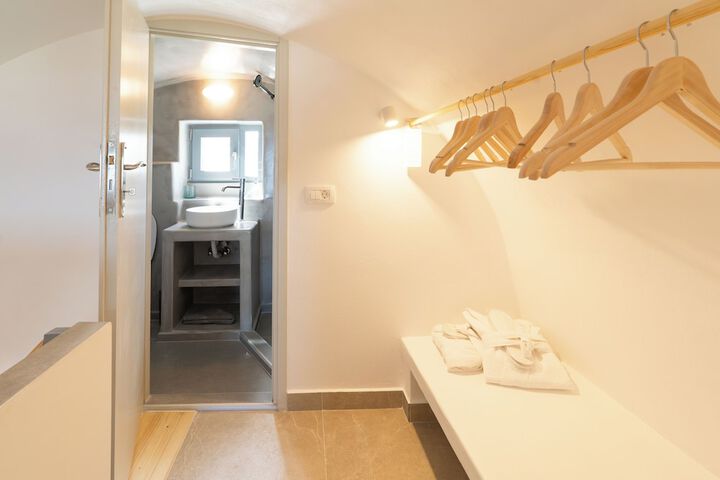Room 9 of 37